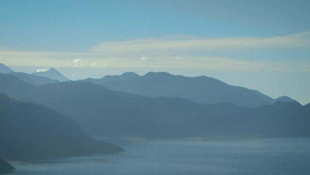 Paneo de c{amara en mona&ntilde;as sobre el mar y cielo azul
