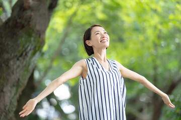 公園で深呼吸する女性