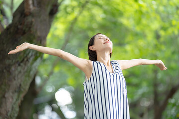 公園で深呼吸する女性