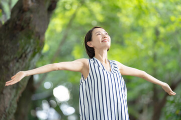 公園で深呼吸する女性