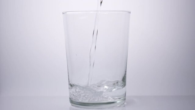 グラスに水を注ぐスローモーション