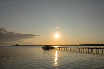 Fototapeta na wymiar Bootshalle an der Kieler Förde beim Sonnenaufgang