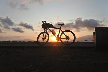 Fototapeta na wymiar Cycling to the beach on a sunny morning