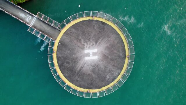Vue a&eacute;rienne de l'h&eacute;liport au milieu de la mer turquoise sur l'ile de Lamma &agrave; Hong Kong en Chine