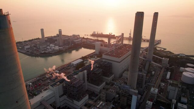 vue aerienne de la centrale électrique de charbon et ses cheminées au coucher du soleil sur l'ile de Lama à Hong Kong en Chine
