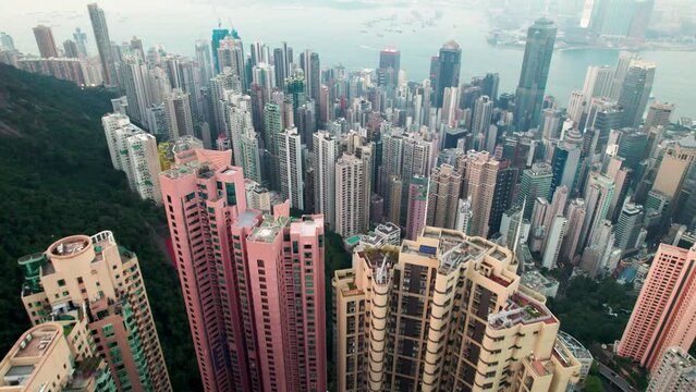 Vol au dessus de Hong Kong Island 4K. Tournage a&eacute;rien (drone) de Sai Ying Pun, quartiers d'affaires et de l'activit&eacute; financi&egrave;re le long du port de Victoria, Chine, Asie