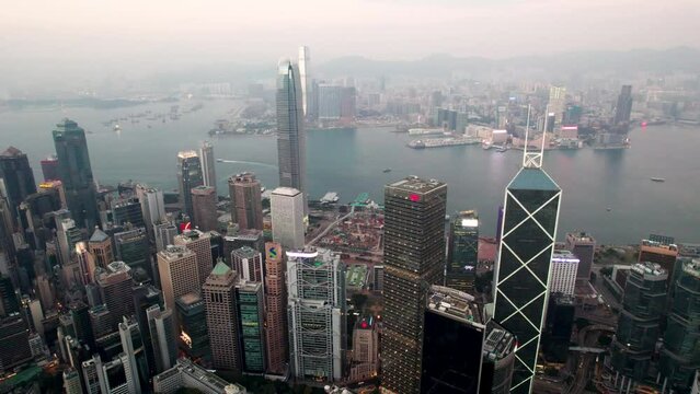 Vol au dessus de Hong Kong Island 4K. Tournage a&eacute;rien (drone) du Centrale et Sai Ying Pun, quatiers d'affaires et de l'activit&eacute; financi&egrave;re le long du port de Victoria, Chine, Asie