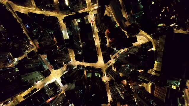 Vol au dessus de la ville de Hong Kong, China, Asie  au milieu des b&acirc;timents et gratte-ciel et au-dessus des tours immenses et de rues illumin&eacute;es pendant la nuit.