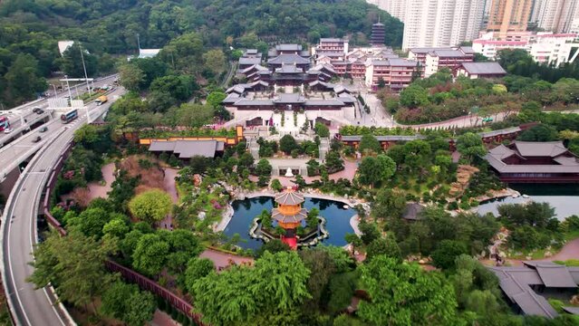 temple, traditionnel chinois bouddhiste avec les toits historique noir vue a&eacute;rienne au milieu de la ville de Hong Kong, Chine, Asie