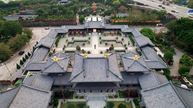 temple, traditionnel chinois bouddhiste avec les toits historique noir vue a&eacute;rienne au milieu de la ville de Hong Kong, Chine, Asie