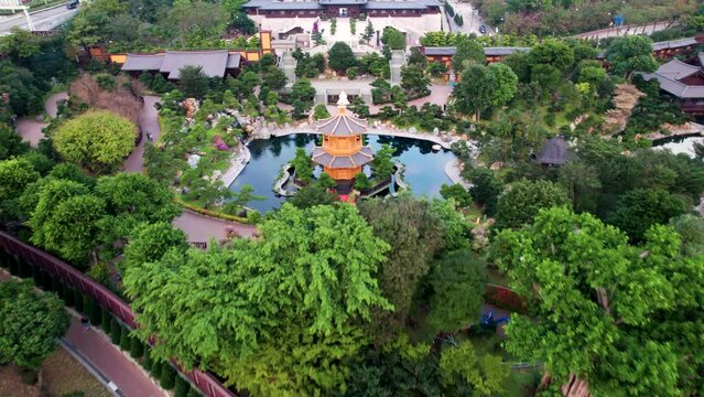 temple, traditionnel chinois bouddhiste avec les toits historique noir vue a&eacute;rienne au milieu de la ville de Hong Kong, Chine, Asie