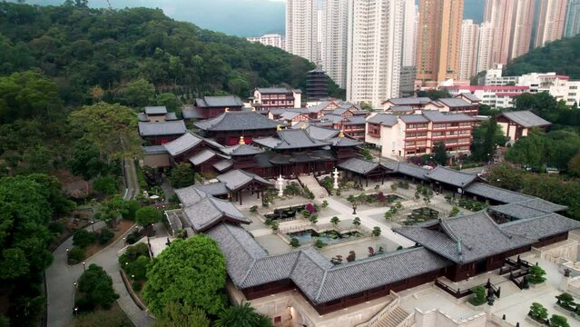 temple, traditionnel chinois bouddhiste avec les toits historique noir vue a&eacute;rienne au milieu de la ville de Hong Kong, Chine, Asie
