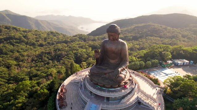 Vue a&eacute;rienne de la grande statue en bronze de Bouddha Tian Tan perch&eacute;e en haut de sa colline sur l'&icirc;le de Lantau, Hong Kong, Chine. Un monument bouddhiste vu du ciel &agrave; visiter.