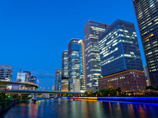 Obraz na płótnie Canvas 夕暮れの大阪中之島 田蓑橋から見る高層ビル群と堂島川