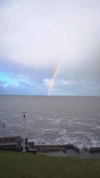 Arcoiris en el mar con el cielo nublado
