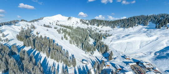 Das schneesichere Allgäuer Skigebiet Grasgehren am Riedbergpaß im Luftbild