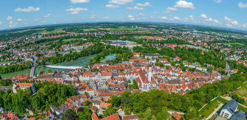 Die idyllisch am Lech gelegene Stadt Landsberg in Oberbayern im Luftbild
