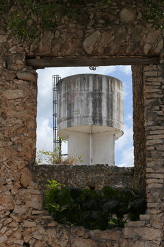 tinaco de concreto antiguo, ventana en casa antigua.