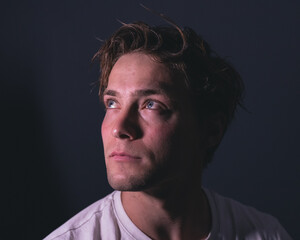 Obraz premium A man in a dark room looking towards the light