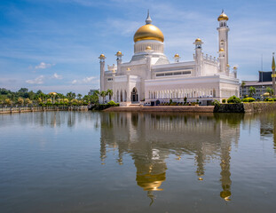 Fototapeta na wymiar Omar Ali Saifuddien Mosque in Brunei on the island of Borneo