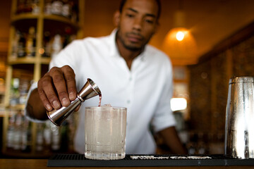 Fototapeta na wymiar latin bartender finishing the cocktail