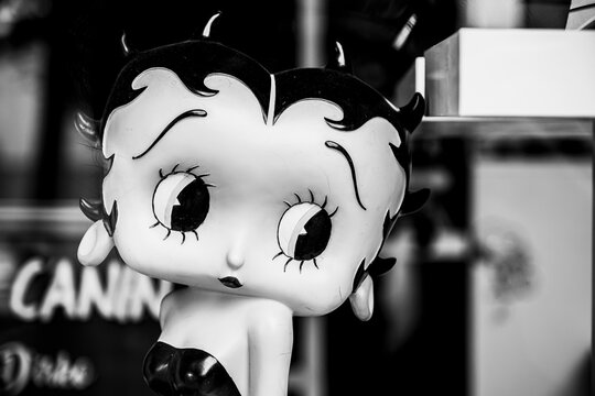 Valence, France, 30 juin 2023 - Statue de la belle betty boop personnage de dessin anim&eacute; vintage 