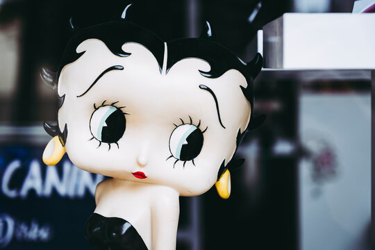 Valence, France, 30 juin 2023 - Statue de la belle betty boop personnage de dessin anim&eacute; vintage 