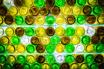 Glasboden, klimaneutral, Mehrweg Flaschen in grün gelb und weiß