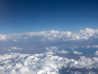 Naklejka premium snow mountain and clouds