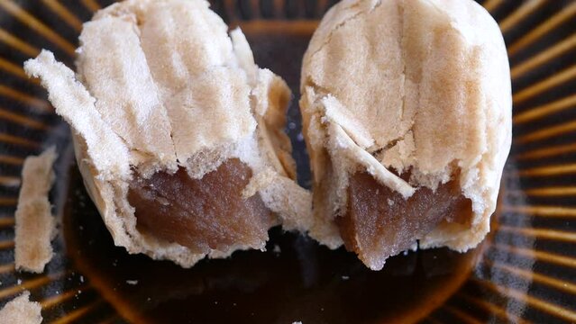 ピーナッツ最中の動画。日本の千葉の銘菓。
