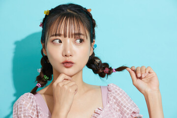 水着を着た若い女性の青背景のポートレート
