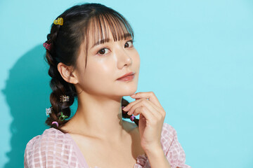 水着を着た若い女性の青背景のポートレート