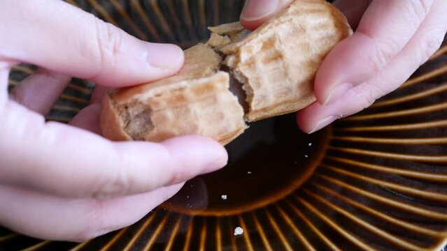 ピーナッツ最中の動画。日本の千葉の銘菓。
