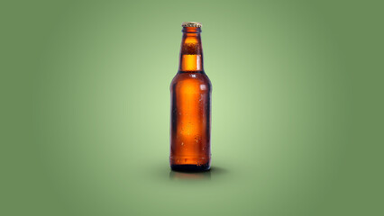 Garrafa de cerveja em um fundo verde.