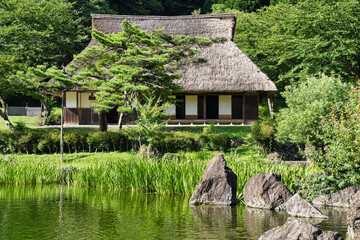茅葺き屋根の家屋