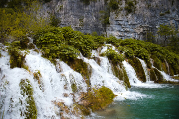 Szeroki wodospadzik w Plitvickim Parku Narodowym