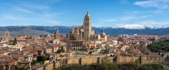 Fototapeta premium Panoramic aerial view of Segovia with Cathedral, San Andres Church, Church of San Esteban and Sierra de Guadarrama Mountains - Segovia, Spain