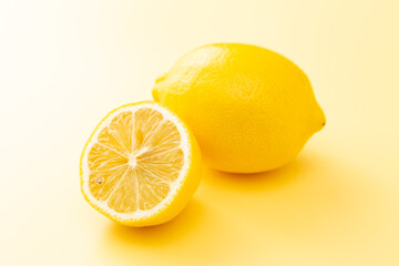 黄色背景に新鮮なレモン