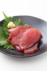 皿に盛り付けたカツオの刺身