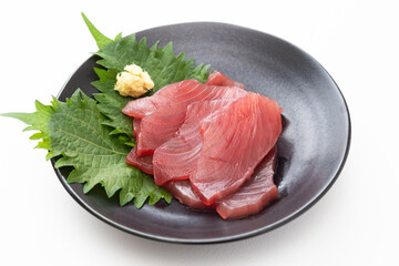 皿に盛り付けたカツオの刺身