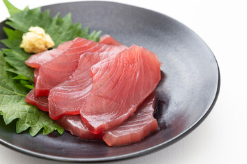 皿に盛り付けたカツオの刺身