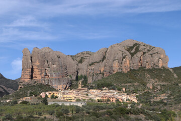 Vista completa de las pe&ntilde;as de Riglos