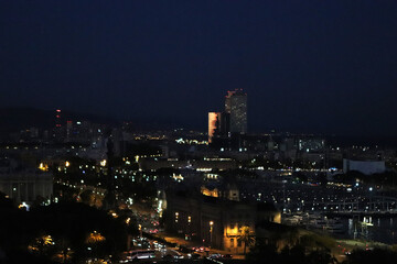 Vista nocturna de varios edificios de Barcelona