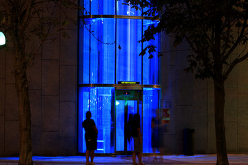 Un ascensor iluminado de azul 