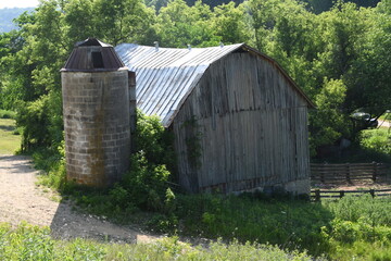 Old tobacco barn with silo on a hilly farm in Wisconsin © Dan Barron