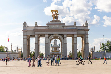 Obraz premium Moscow, Russia - 07.09.2023 - Visitors at Exhibition of Achievements of National Economy site, known as VDNKH. Landmark