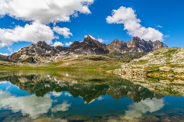 Fototapeta na wymiar L'Aiguille de Chambeyron si specchia nel Lago inferiore di Roure, appena dopo il confine tra Francia e Italia.