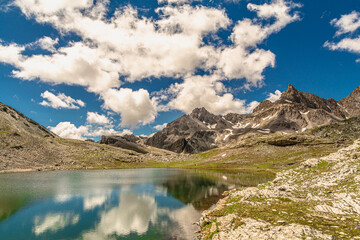 L'Aiguille de Chambeyron si specchia nel  Lago inferiore di Roure, appena dopo il confine tra Francia e Italia.