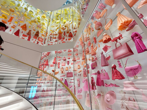 La Galerie Dior. Reconstruction of the iconic pieces of the Dior house exhibited in showcases around the spiral staircase