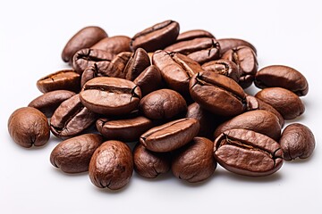Obraz premium Close up image of a bunch of a roasted coffee beans isolated on white